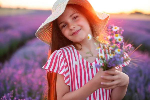 라벤더 드레스와 모자를 오르는 들판에서 라벤더를 즐기는 아름다운 — 스톡 사진