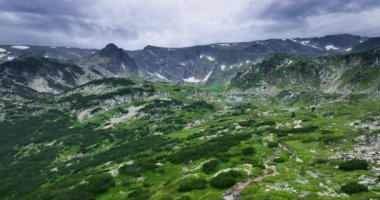 Dağlarda şelale, dağlarda akan su, Bulgaristan 'ın doğası. Rila gölleri 4K hava görüntüsü