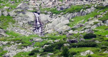 Dağlarda şelale, dağlarda akan su, Bulgaristan 'ın doğası. Rila gölleri.