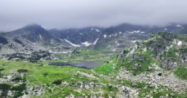 Rila gölleri ve şelaleler ıssız dağlarda, Bulgaristan 'da doğa manzarası