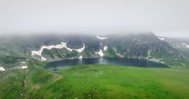 Bergmeer Mist Pieken Sneeuw Panorama Uitzicht Vanuit Lucht Natuur Wildernis — Stockvideo