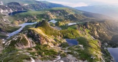 Yedi Rila gölü ve dağ tepeleri, Bulgaristan 'ın güzel doğası, güneşin doğuşu, hava manzarası 4K video