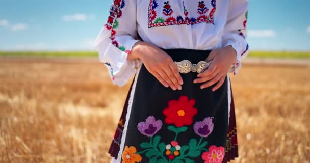 Κορίτσι Παραδοσιακή Εθνική Παραδοσιακή Φορεσιά Βουλγαρικά Κεντήματα Και Ασημένια Πόρπη — Αρχείο Βίντεο