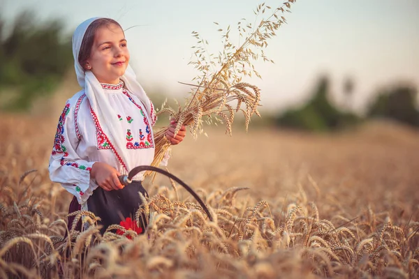 Bäuerin Bulgarisches Kleines Mädchen Ethnischer Tracht Hält Goldene Weizenstrohhalme Und — Stockfoto
