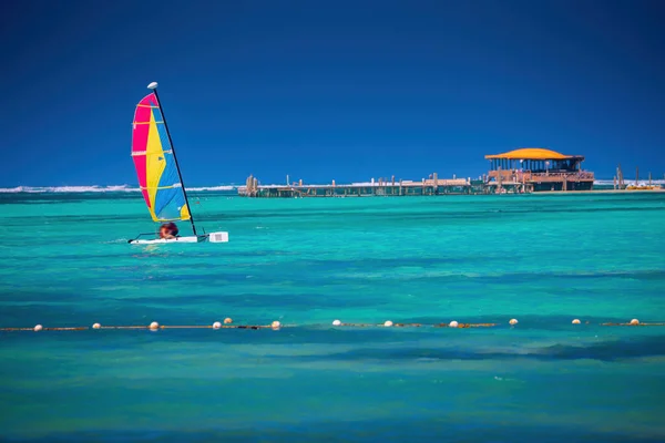 Kolor Katamaran Żaglówka Lub Winsurf Żeglarstwo Spokojnym Morzu Karaibskim Letnie — Zdjęcie stockowe
