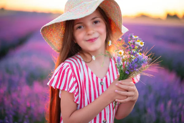Schöne Frau Mit Kleid Und Hut Genießen Farbe Lavendelreihen Endlosen — Stockfoto