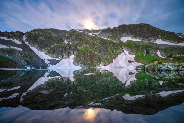 保加利亚山脉 远足和旅游性质的七座里拉湖和瀑布的夜景 — 图库照片