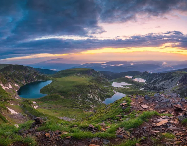 불가리아의 하이킹 관광의 특성을 라일라 호수와 폭포의 파노라마같은 — 스톡 사진