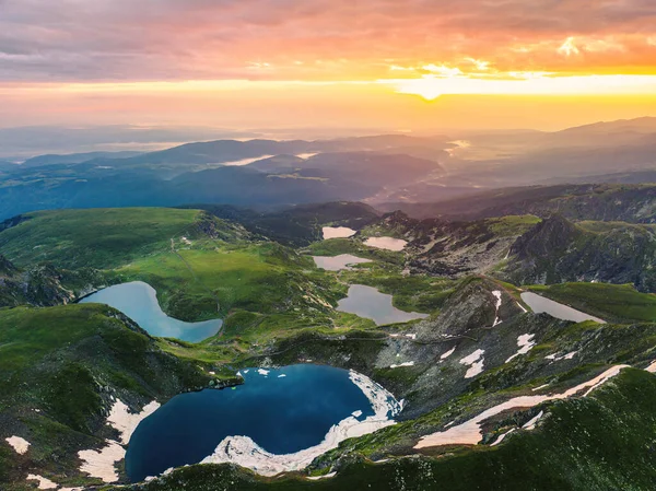 ブルガリアの山岳地帯 ハイキング トレッキング 観光の性質で7つのリラ湖や滝の空中パノラマビュー — ストック写真
