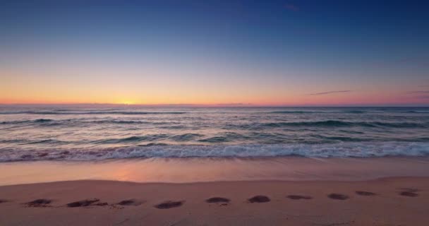 Sonnenaufgang Über Ozeanküste Und Tropischem Strand Und Fußabdrücke Schritte Auf — Stockvideo