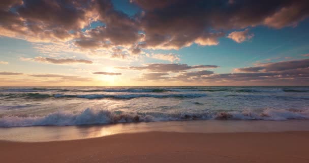 Ocean Beach Sunrise Color Sky Clouds Sun Rays Sea Waves — Vídeo de Stock