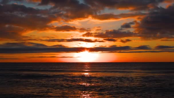 Tropischer Sonnenaufgang Mit Dramatischen Wolken Und Sonnenstrahlen Über Ozeanwellen Und — Stockvideo