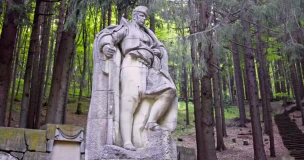 Памятник Национальному Герою Революционеру Хаджи Димитру Расположенный Горном Лесу Вершиной — стоковое видео