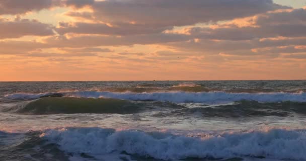 Renkli Okyanus Plajı Gündoğumu Gökyüzü Güneş Işığı Dalgalar Deniz Kıyısında — Stok video