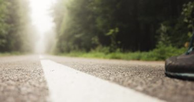 Seyahat ve turizm, dağ yolunda yürüyen kadın turist sisli ve güzel orman videosuna doğru.