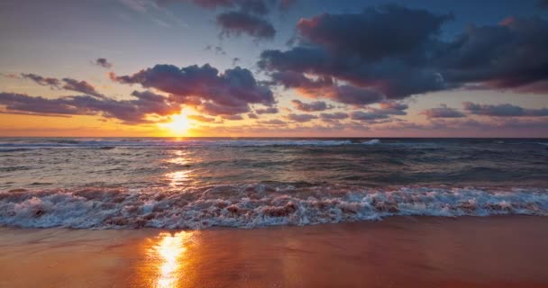 海岸4Kビデオでカラフルな海のビーチ日の出と日光とローリング波 — ストック動画