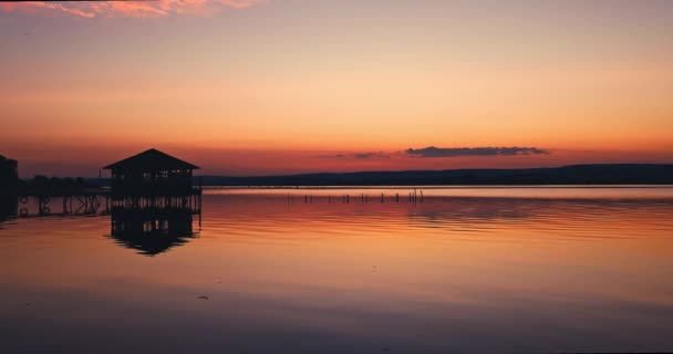 Морський Захід Сонця Яскравих Кольорах Природний Пейзаж Озера Вода Силует — стокове відео
