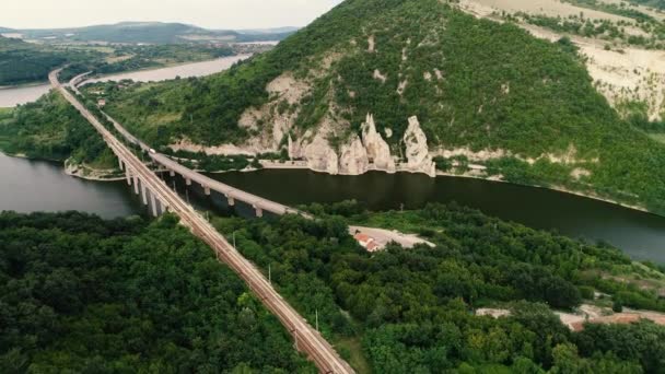 アスピノヴォ村の近くにある素晴らしいロックスやチュドナイトスカリ ブルガリアのヴァルナ近くのツォネヴォ湖貯水池を横断する橋の航空眺め — ストック動画