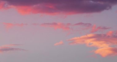 Pofuduk renkli bulutlu dramatik günbatımı gökyüzü 4k video, hızlandırılmış gün doğumu bulutu