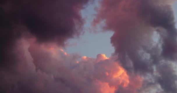 Драматическое Небо Заката Пушистыми Цветовыми Облаками Видео Время Истекает Облака — стоковое видео