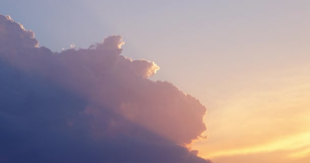 Dramatischer Sonnenuntergang Himmel Mit Flauschigen Farbwolken Video Zeitraffer Sonnenaufgang Wolkenlandschaft — Stockvideo