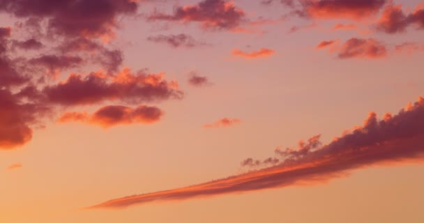Dramatischer Sonnenuntergang Himmel Mit Flauschigen Farbwolken Video Zeitraffer Sonnenaufgang Wolkenlandschaft — Stockvideo