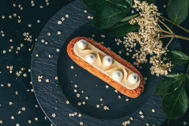 Fransız ekini çikolatayla ya da İtalyan profiterolleriyle siyah taş kaplama arka planda, gurme şekerleme yiyeceği ile otlanıyordu.