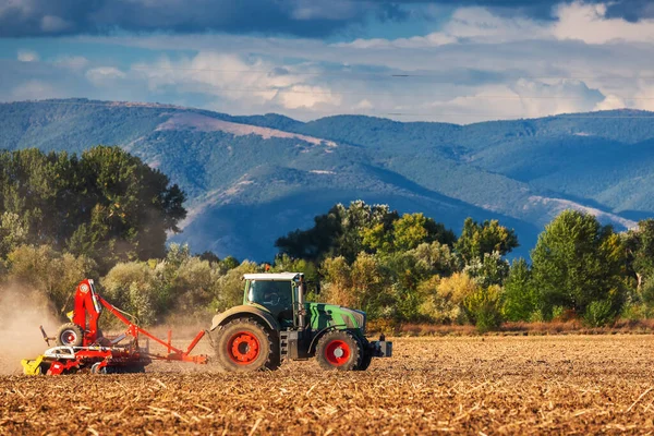 Agriculteur Tracteur Préparant Des Terres Avec Cultivateur Lit Semence — Photo