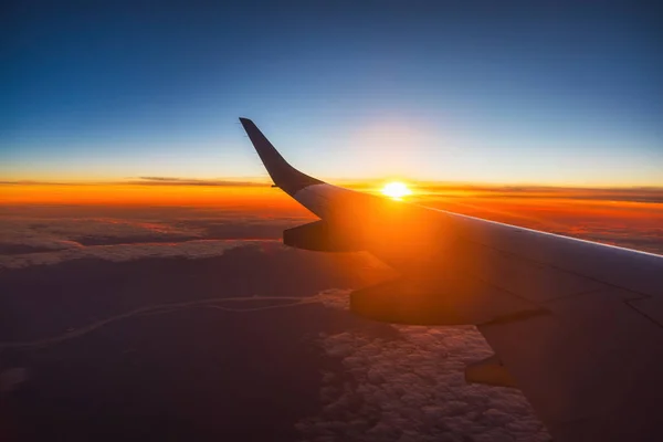 Let Letadla Při Západu Slunce Nad Mořskou Vodou Křídlem Letadla — Stock fotografie