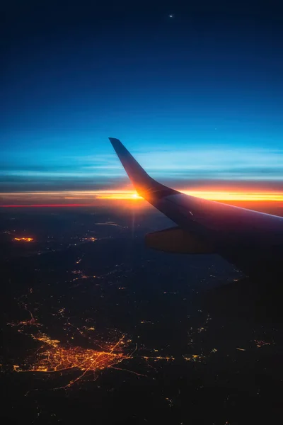Samolot Lot Zachód Słońca Niebo Nad Ziemia Miejski Światło Skrzydło — Zdjęcie stockowe