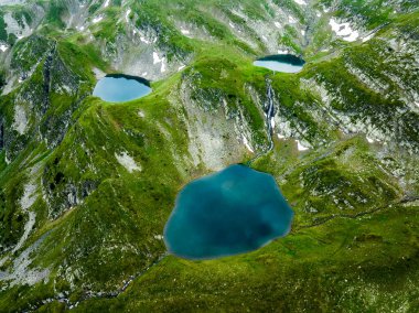 Bulgaristan 'da dağ sırasının doğası, yürüyüş, yürüyüş, yürüyüş ve turizm alanındaki Rila, Urdini gölleri ve şelalelerinin hava panoramik manzarası