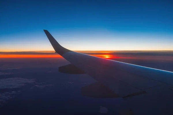 Samolot Lot Zachód Słońca Niebo Nad Ocean Woda Skrzydło Samolot — Zdjęcie stockowe