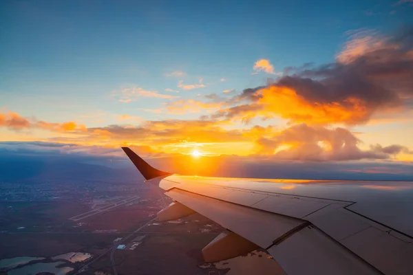 Let Letadlem Obloze Západu Slunce Nad Městem Křídlem Letadla Pohled — Stock fotografie