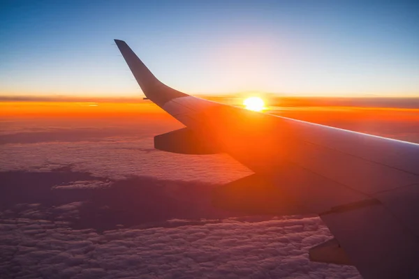 Voo Avião Céu Por Sol Sobre Água Oceano Asa Avião — Fotografia de Stock