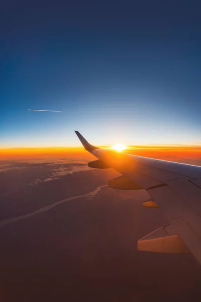Полет Самолета Закатном Небе Над Океанской Водой Крылом Самолета Вид — стоковое фото