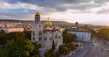 Varna, Bulgaristan Kentsel Görünümü ve şehir merkezindeki Varsayımın Katedrali 'nin ünlü binası