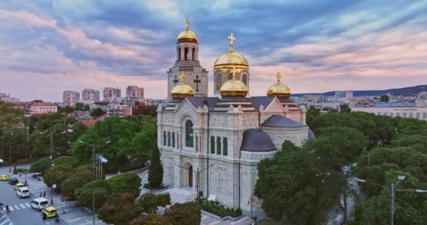 保加利亚瓦尔纳 城市景观的空中景观和市中心大教堂的著名建筑 — 图库视频影像
