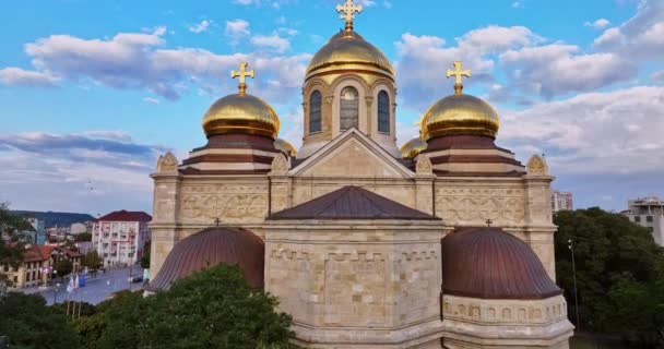 Varna Bulgaristan Kentsel Görünümü Şehir Merkezindeki Varsayımın Katedrali Nin Ünlü — Stok video