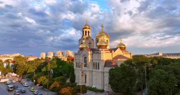 Varna Bulgaristan Kentsel Görünümü Şehir Merkezindeki Varsayımın Katedrali Nin Ünlü — Stok video