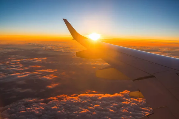 Полет Самолета Закатном Небе Над Землей Городского Света Крыла Самолета — стоковое фото