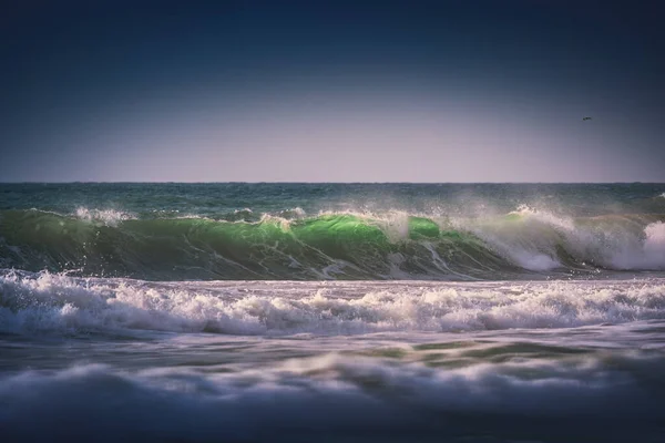 Hermosa Ola Verde Del Amanecer Paisaje Nublado Sobre Mar Toma — Foto de Stock