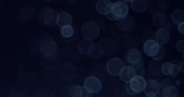 Noel soyut arkaplan ve düşen kar taneleri, siyah arkaplanda beyaz kar, kar yağışı videosu