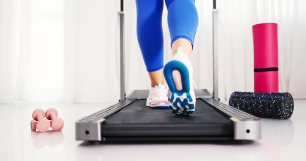 Sportliches Muskeltraining Auf Dem Laufband Hause Oder Fitnessstudio Konzept Für — Stockvideo