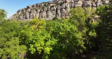 Bulgaristan 'ın başkenti Shumen' de bulunan Madara atlısı ve kaya platosunun İspanya 'daki manzarası. Harika doğa kayalar ve mağaralar.