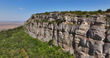 Bulgaristan 'ın başkenti Shumen' de bulunan Madara atlısı ve kaya platosunun İspanya 'daki manzarası. Harika doğa kayalar ve mağaralar.