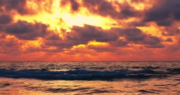 Dans Eden Dalgalar Okyanus Kıyısı Manzaralı Doğa Videosuyla Deniz Ufkunda — Stok video