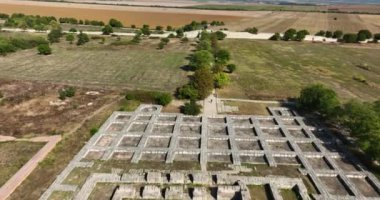 Bulgaristan 'ın Pliska Kalesi, Birinci Bulgar İmparatorluğu' nun başkenti ve antik büyük bazilikanın kalıntılarının havadan manzarası