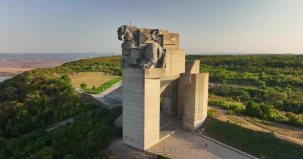 Luftaufnahme Des Kolossalen Denkmals 1300 Jahre Gründer Des Bulgarischen Staates — Stockvideo