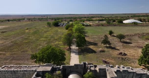 要塞プリスカ ブルガリアの最初のブルガリア帝国の首都と古代の偉大なバシリカの遺跡の空中景観 — ストック動画
