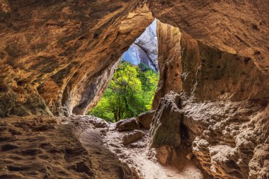 Bulgaristan 'ın Madara kenti yakınlarındaki Madara kentinde kayalar ve mağaralar, Madarski Konnik, Bulgar doğası.